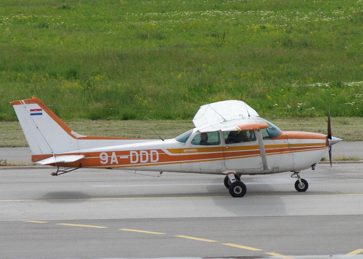 Cessna 172N Skyhawk 100 II, 9A-DDD, ECOS Pilot School, Osijek-Klisa (OSI/LDOS) May_06_2009.