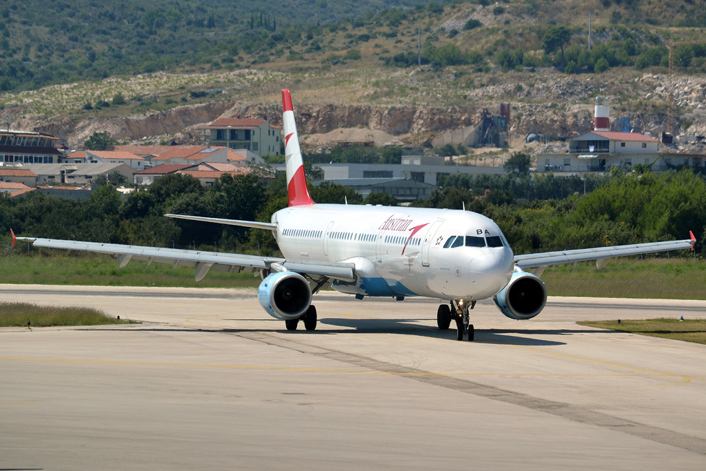 A321-111 Austrian Airlines OE-LBA Split_Resnik (SPU/LDSP) August_14_2011