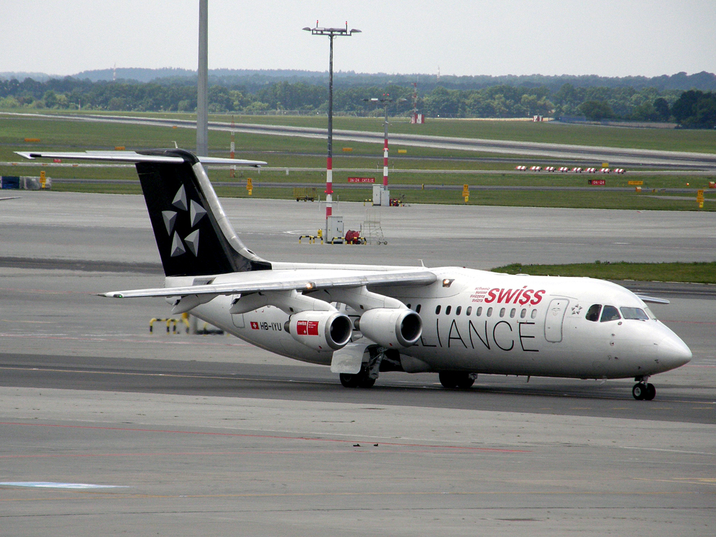 Avro 146-RJ100 Swiss International Air Lines HB-IYU Prague_Ruzyne July_28_2010