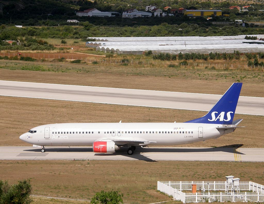 B737-883 Scandinavian Airlines - SAS LN-RRW Split_Resnik August_7_2010