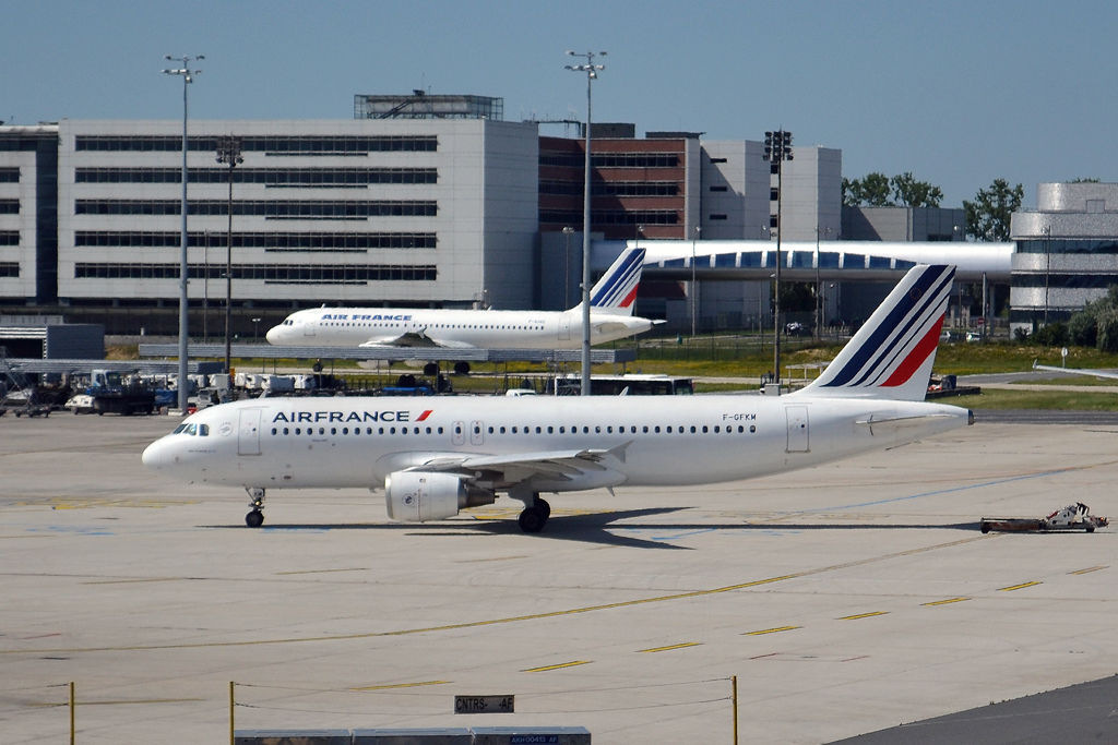 A320-211 Air France F-GFKM Paris_Charles_de_Gaulle (Roissy) (CDG/LFPG) June_25_2011