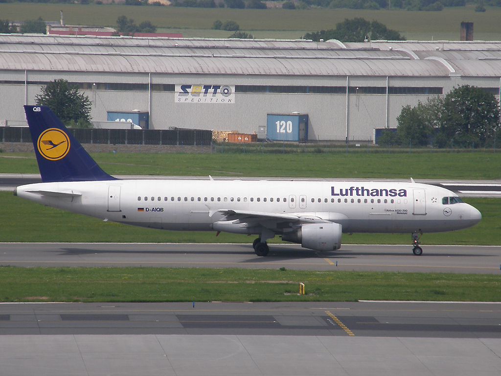 A320-211 Lufthansa D-AIQB Prague_Ruzyne July_02_2009