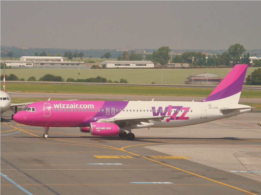 A320-233 Wizz Air HA-LPE Prague_Ruzyne July_03_2010
