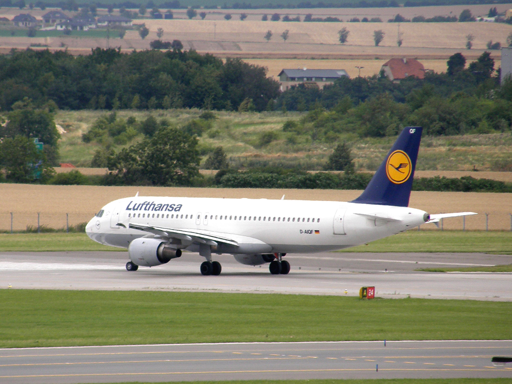 A320-211 Lufthansa D-AIQF Prague_Ruzyne July_25_2009