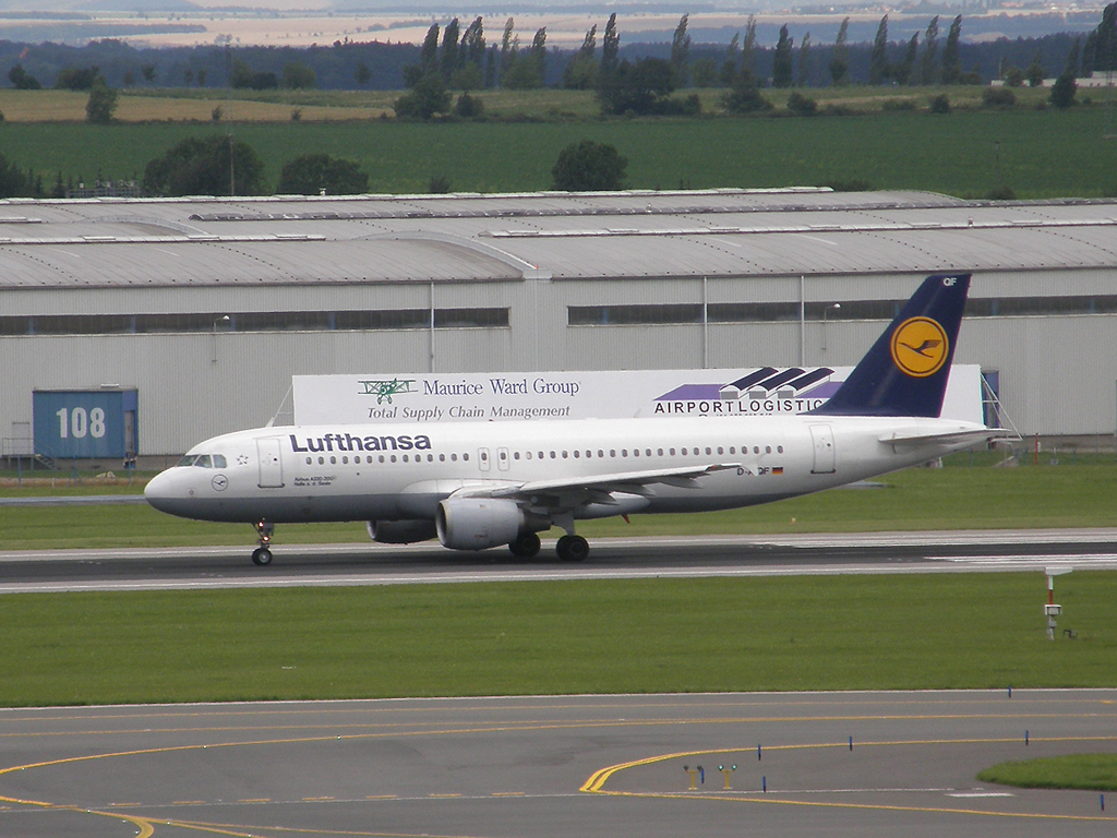 A320-211 Lufthansa D-AIQF Prague_Ruzyne July_25_2009