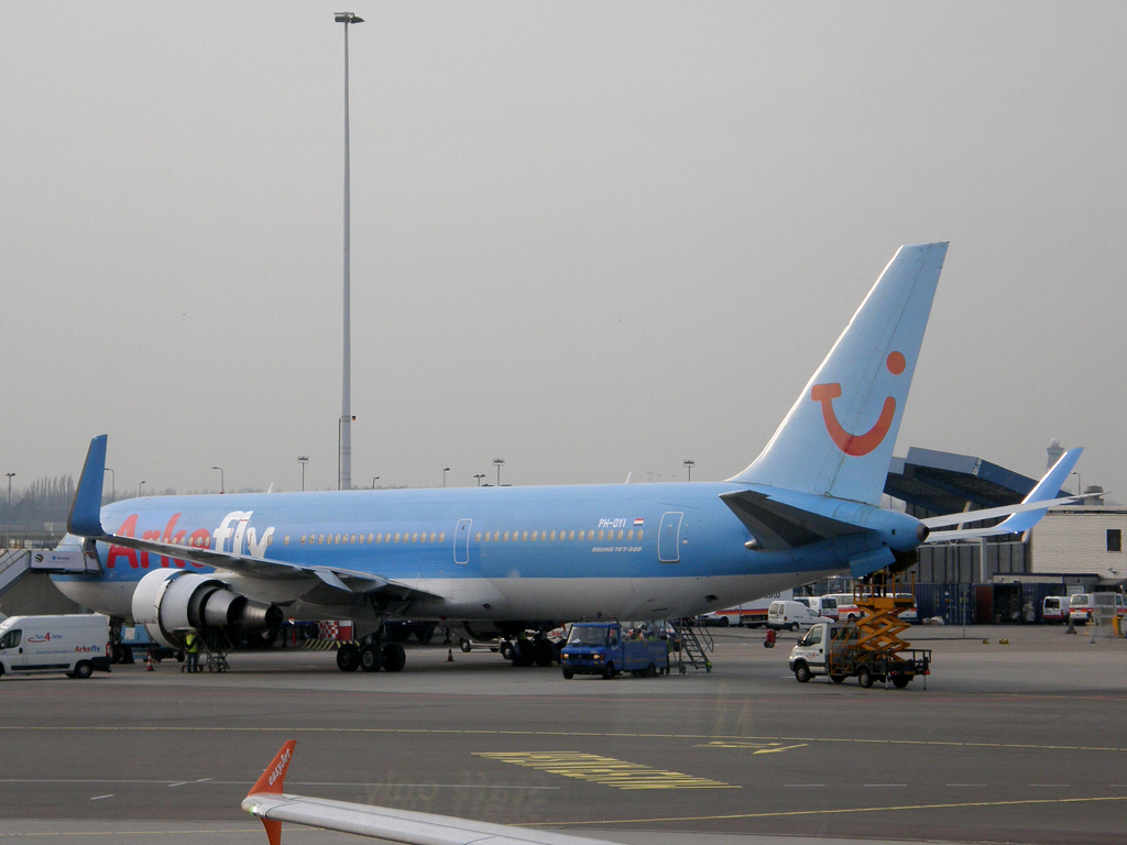 B767-304/ER ArkeFly (TUI Airlines Nederland) PH-OYI Amsterdam_Schiphol March_12_2011