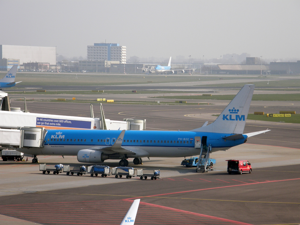 B737-8K2 KLM - Royal Dutch Airlines PH-BXE Amsterdam_Schiphol March_16_2011