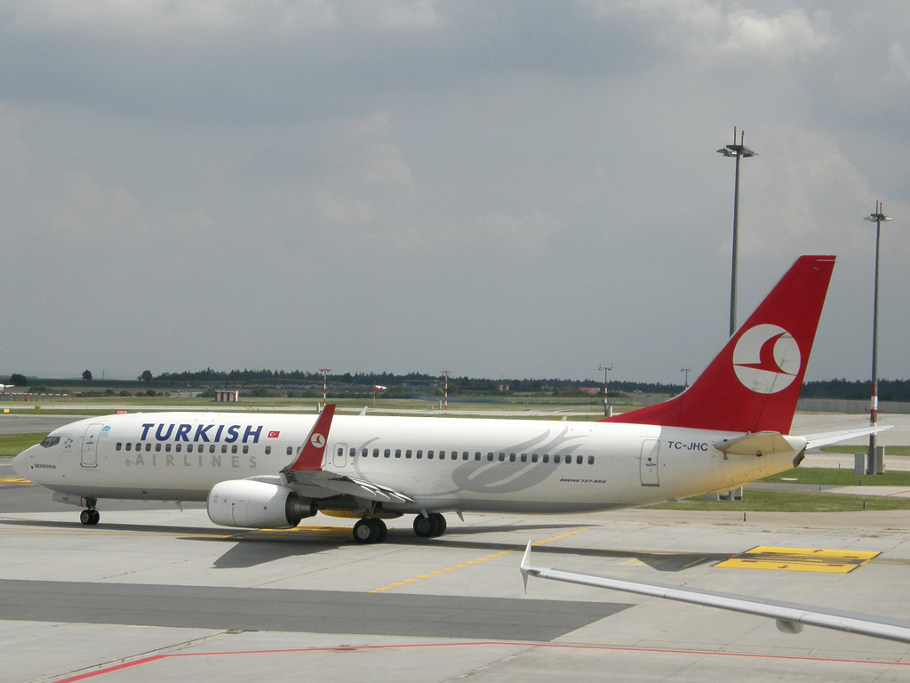 B737-8F2 Turkish Airlines TC-JHC Prague_Ruzyne July_28_2010