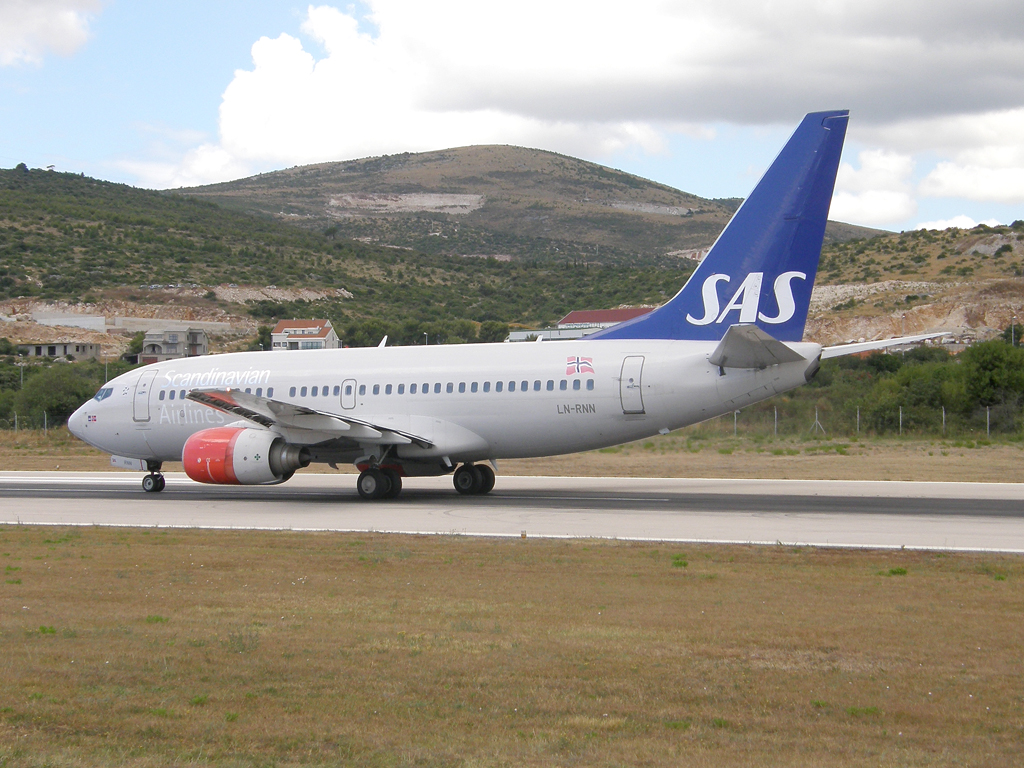 B737-783 Scandinavian Airlines - SAS LN-RNN Split_Resnik August_7_2010